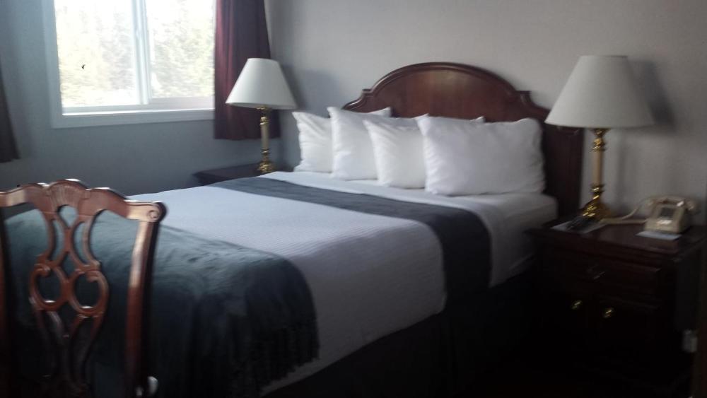 Queen Room interior